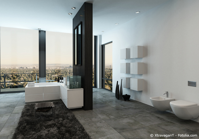 Badezimmer in elegantem schwarz-weiß