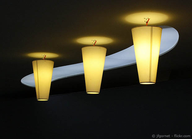 drei Lampen mit gelblichem Licht