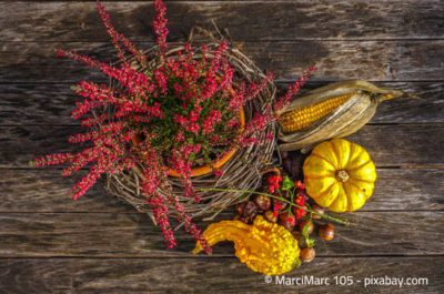 Geschmackvolle Tischdeko: Heidekraut und herbstliche Elemente