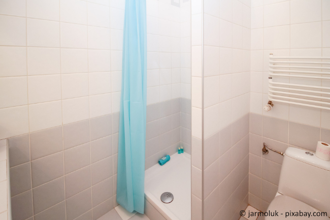 In einem kleinen Badezimmer ist eine Dusche besser geeignet als eine Badewanne.