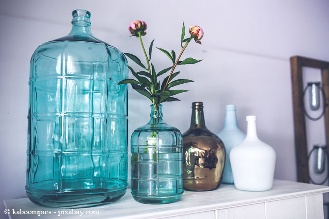 Bunte Accessoires, wie Vasen, sorgen für Farbe in den Räumen.