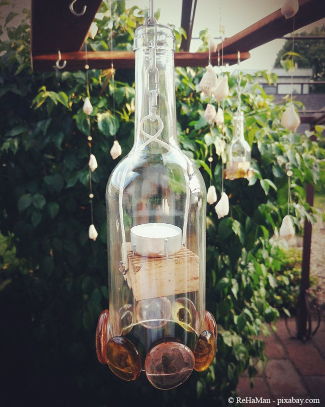 Ausgediente Gläser und Flaschen können perfekt in neue Deko-Objekte verwandelt werden.